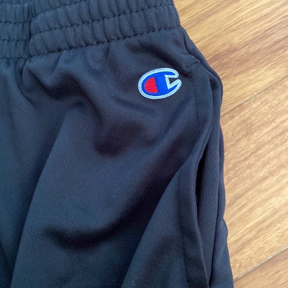 Boys Champion Authentic Athleticwear short pants with side pockets - Picture 3 of 6